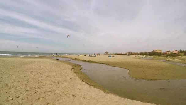 Paisaje Playero Con Kitesurfistas Horizonte Entre Mar Cielo — Vídeos de Stock