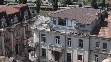 Köstence Yarımadası'nda yer alan dört sütun üzerinde kimin başkentleri nedeniyle aslanlar ile ev denilen Emirzian ev aslanlar hakim, istekli rekabet daha gizemli içinde birçok efsane gizler. 
