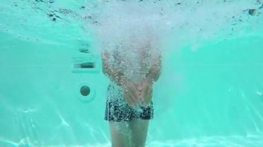 Adam ellerini yukarı doğru hareket ve aşağıya doğru tarafından havuzda su deplasman oluşturma.