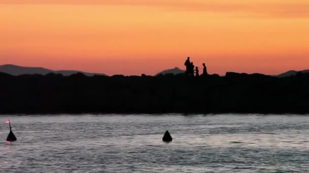 Αλιείς Σιλουέτες Στο Ηλιοβασίλεμα Punta Ala Τοσκάνη Ιταλία — Αρχείο Βίντεο