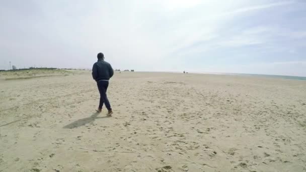 Чоловік Виходить Порожній Пляж Вранці — стокове відео