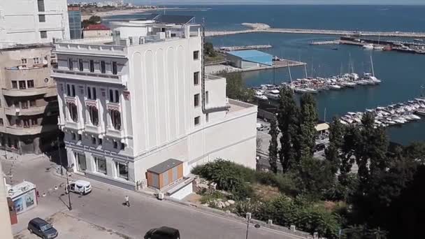 Bangunan Lama Dan Modern Lapangan Ovidiu Constanta Rumania Dengan Pelabuhan — Stok Video