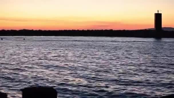 Sahil Siluet Ile Deniz Feneri Günbatımı Punta Ala Toskana Talya — Stok video