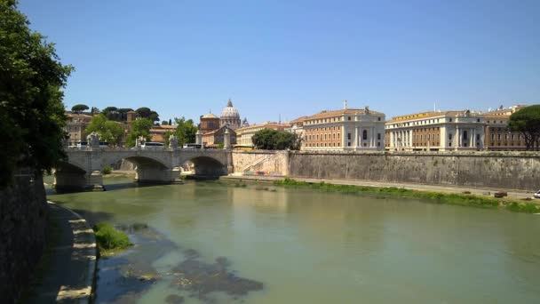 Řím pohled na řeku Tiberu a Vittorio Emanuele Ii most, s St. Peter baziliky za.