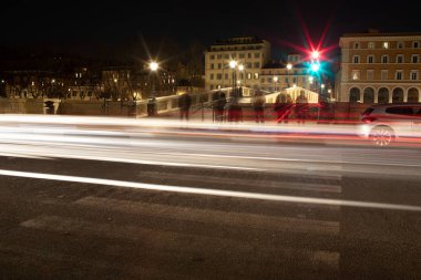 Trafik ışıkları gece, Trastevere, Roma, İtalya. Uzun pozlama vurdu.