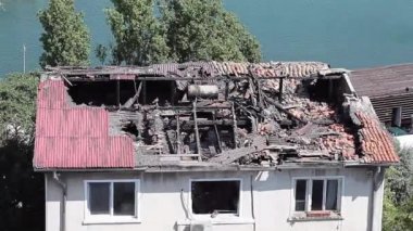 Evin çatısı çöktü ve terk edilme durumunu ile yangın tarafından tahrip.