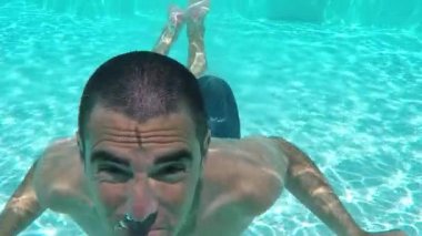 Sualtı Yüzme Havuzu, ağır çekim adam closeup.