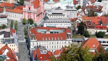 Ljubljana hava görünümünü Stritarjeva Ulica, üçlü köprü duyuru Fransisken Kilisesi başladı ve arka planda dağlara tüm şehri arıyor. 