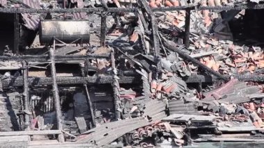 Moloz ve kül yanmış bir tavan arasında eski bir bina üzerinden kaldı.