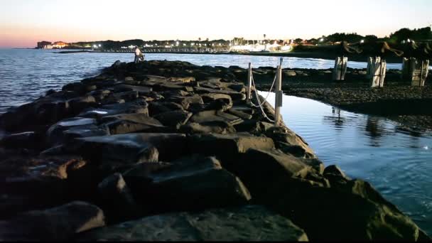 Marina San Nicola Lazio Talya Bir Plajda Akşam Balık Tutma — Stok video