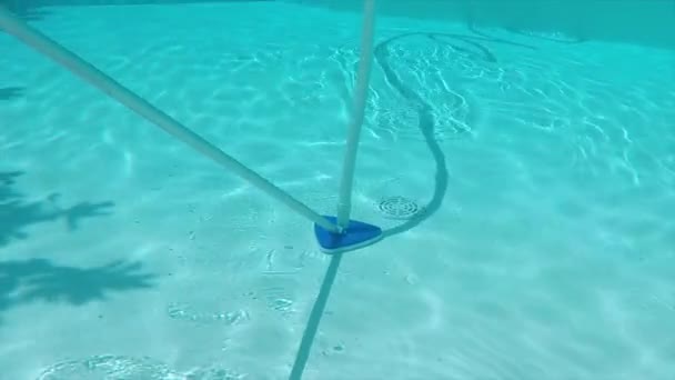 Limpieza Del Fondo Una Piscina Con Cepillo Vacío Especial — Vídeo de stock