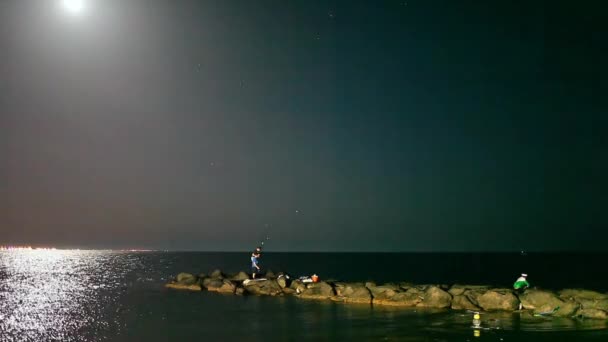 Adolescentes Pescando Noite Luz Lua Cheia Pessoas Irreconhecíveis — Vídeo de Stock