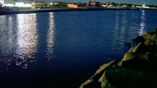 Pequena Praia Noite Com Luzes Refletidas Água Calma Marina San — Vídeo de Stock