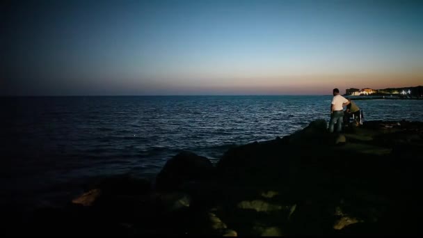 Männer Angeln Nachts Strand Unkenntliche Menschen — Stockvideo