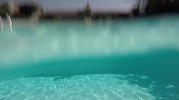 Homem Pulando Piscina Enquanto Seu Amigo Tira Fotos Dele Vista — Vídeo de Stock