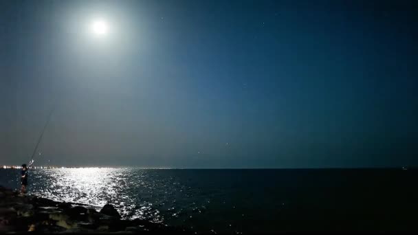Αγόρι Ψάρεμα Νύχτα Στο Φως Του Φεγγαριού Μια Ιταλική Παραλία — Αρχείο Βίντεο