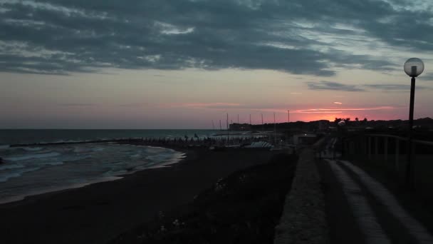 Uma Praia Mediterrânea Noite Com Sol Desaparecendo Horizonte Marina San — Vídeo de Stock