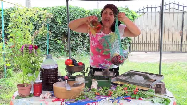 Rumänische Bäuerin Verkauft Lokale Produkte Aus Ihrem Garten — Stockvideo