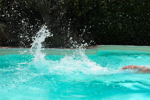 Człowiek Swims z woda Splash — Zdjęcie stockowe