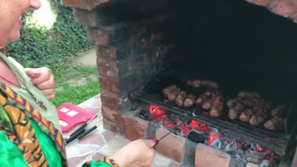 Rumuński tradycyjny grillowany Meatrolls — Wideo stockowe