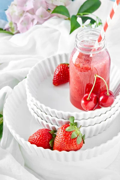 Smoothie mit Kirschen und Erdbeeren — Stockfoto