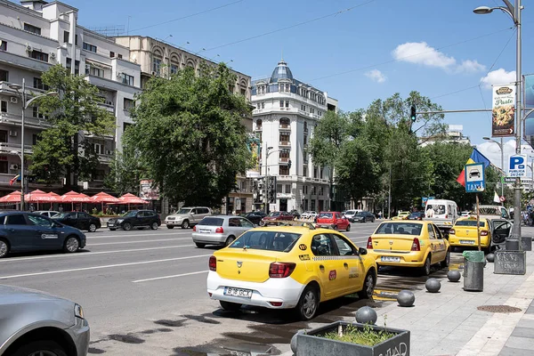 Gele taxi 's in Boekarest — Stockfoto