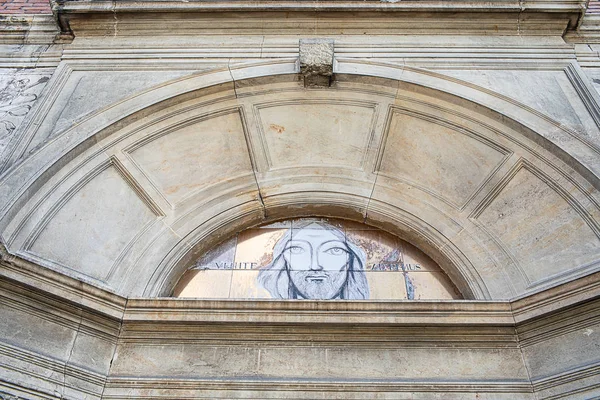 Dettaglio della facciata della chiesa con il volto di Cristo — Foto Stock