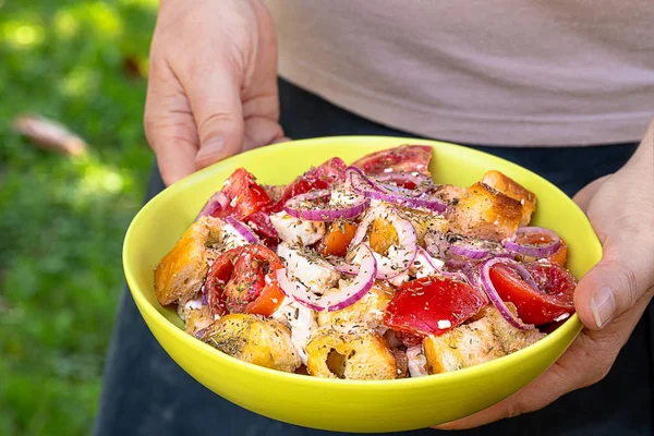 Salata kasesi tutan kadın — Stok fotoğraf