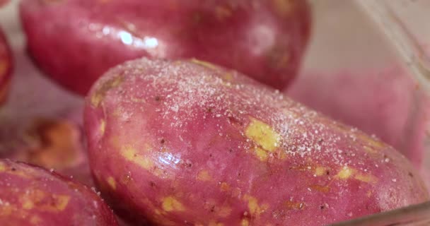塩とコショウで焼く生の赤いジャガイモを調味 — ストック動画