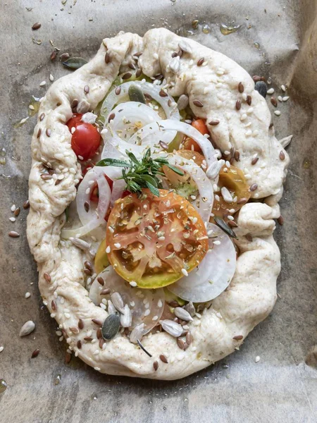 Focaccia com cebola e tomate — Fotografia de Stock