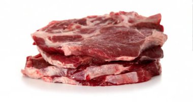 Beyaz arka planda domuz boyun biftek.