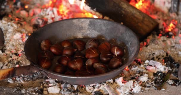 Torrefazione Delle Castagne Una Vecchia Padella All Interno Del Camino — Video Stock