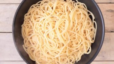 Carbonara makarna hazırlama - kızarmış domuz jowl, yumurta ve pecorino peynir sosu ile karıştırma spagetti