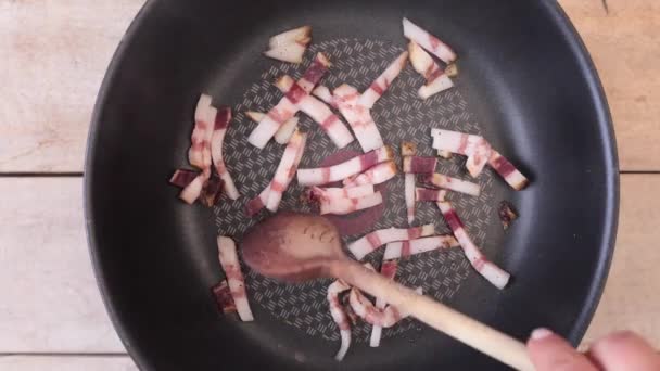 Fritar Pedaços Carne Porco Uma Panela Mexê Los Com Uma — Vídeo de Stock