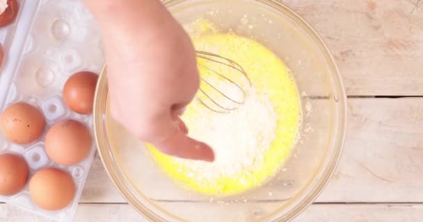 Γυναικεία Χέρια Που Προσθέτουν Τριμμένο Τυρί Πεκορίνο Για Δείρουν Αυγά — Αρχείο Βίντεο