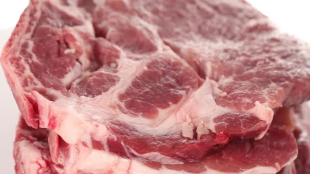 Trozos Carne Cruda Sobre Mesa Giratoria — Vídeo de stock