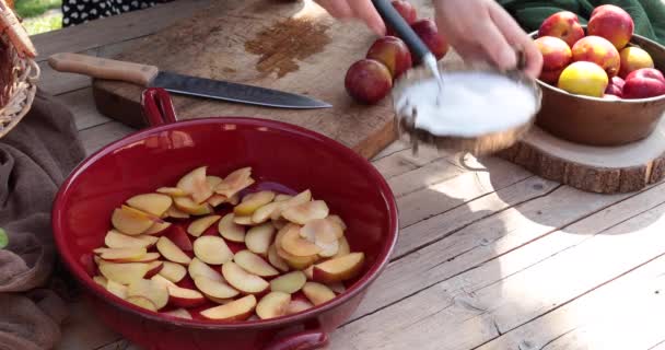 Kvinna Matlagning Plommonkaka Utomhus Lägga Socker Till Skivor Frukt Terrakotta — Stockvideo