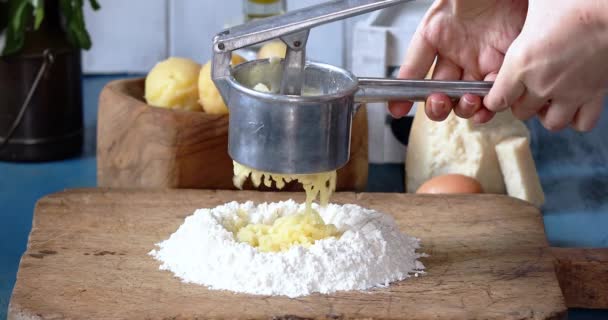 Hände Mit Kartoffelstampfer Zerkleinern Eine Gekochte Kartoffel Auf Dem Mehl — Stockvideo