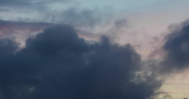 Gruselig Drohende Gewitterwolken Zogen Schnell Durch Den Abendwind — Stockvideo