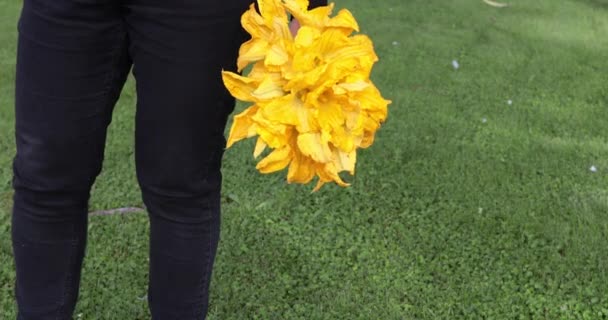 Mujer Vestida Con Pantalones Negros Césped Verde Sosteniendo Ramo Flores — Vídeo de stock