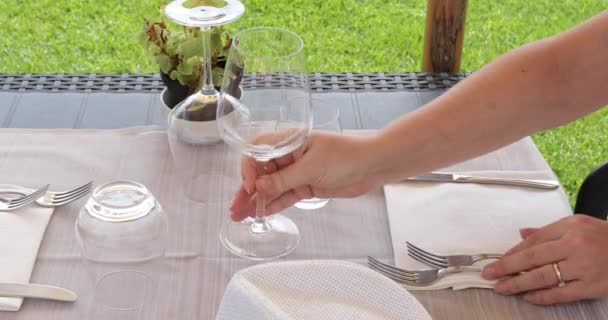 Close Vídeo Uma Mulher Sentada Uma Mesa Restaurante Livre Girando — Vídeo de Stock