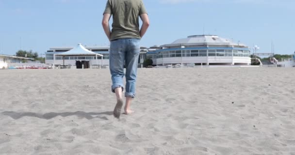 Hombre Caucásico Mediana Edad Con Sombrero Blanco Relajándose Mientras Camina — Vídeos de Stock