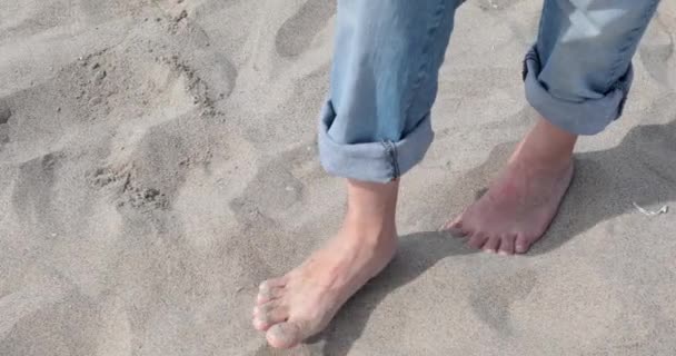 Man Folded Jeans Walking Barefoot Sand Relaxing Seachore Έννοια Χαλάρωσης — Αρχείο Βίντεο