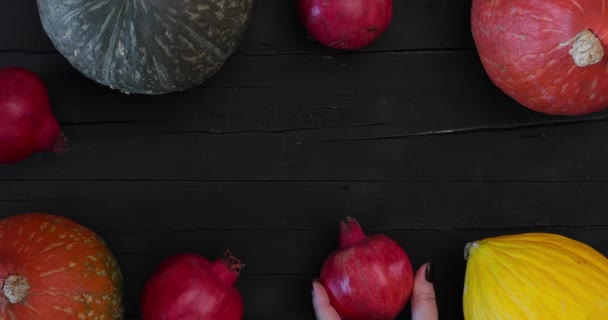 Herfst Achtergrond Met Pompoenen Meloen Granaatappels Een Zwarte Tafel — Stockvideo