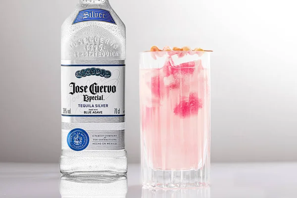意大利 2020年6月6日 Jose Cuervo Especial Silver Tequila酒瓶和Paloma鸡尾酒 特殊的银龙舌兰酒是由蓝色的龙舌兰制成的 特别适合饮用长距离的饮料 免版税图库照片