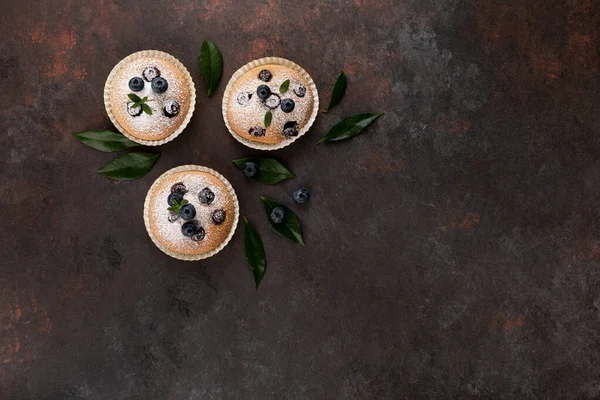 Blueberry Muffins Top View Καφέ Επίπεδη Lay Ξύλινο Φόντο Αντίγραφο — Φωτογραφία Αρχείου