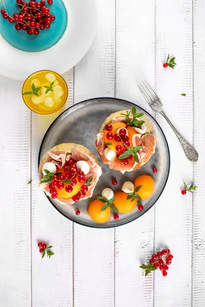 Piatto Con Melone Prosciutto Italiano Mozzarella Decorato Con Ribes Rosso — Foto Stock
