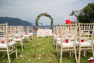 Ürünleri ve dekorasyon törenden önce bir düğün olduğu yerde bir kemer ve gelin ve damat için iki sandalye