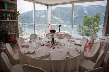 Düğün masa düğün salonunda ayarlar. Düğün süslemeleri hazırlık. Masayı ve olay akşam yemeği, lüks düğün tablo, iyi yemek için kapalı ayarı başka bir yiyecek ve içecek.