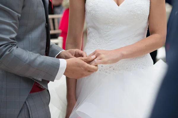 Церемония Свадьбы Обмен Кольцами Жениха Невесты Против Свадебной Арки — стоковое фото
